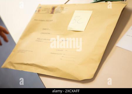 Gli studenti si préparano alla prima prova scritta dell'esame di maturit&#xe0; al liceo classico D'Azeglio a Torino, Italia - Mercoled&#xec;, 19 Giugno 2024 - Cronaca - ( Foto Andrea Alfano/LaPresse ) étudiants se préparant à l'examen final du lycée à L'institut classique D'Azeglio à Turin, Italie - mercredi 19 juin 2024 - Actualités - ( photo Andrea Alfano/LaPresse ) crédit: LaPresse/Alamy Live News Banque D'Images