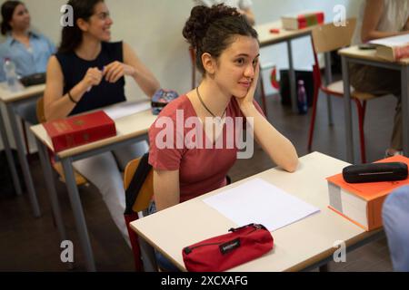 Gli studenti si préparano alla prima prova scritta dell'esame di maturit&#xe0; al liceo classico D'Azeglio a Torino, Italia - Mercoled&#xec;, 19 Giugno 2024 - Cronaca - ( Foto Andrea Alfano/LaPresse ) étudiants se préparant à l'examen final du lycée à L'institut classique D'Azeglio à Turin, Italie - mercredi 19 juin 2024 - Actualités - ( photo Andrea Alfano/LaPresse ) crédit: LaPresse/Alamy Live News Banque D'Images