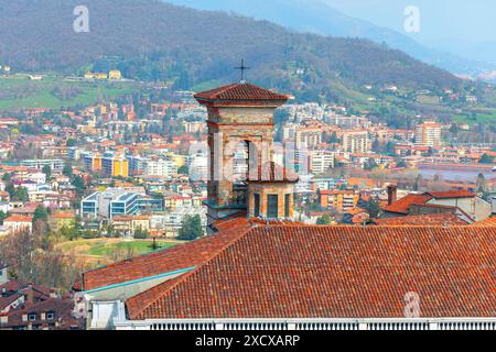 Horizon urbain avec cloche d'église et toits de tuiles. Vue panoramique de la ville de Bergame, Lombardie, Italie. Banque D'Images