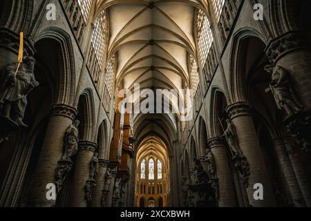 Statues et architecture à l'intérieur de la cathédrale de Michael et de Gudula - Bruxelles, Belgique Banque D'Images