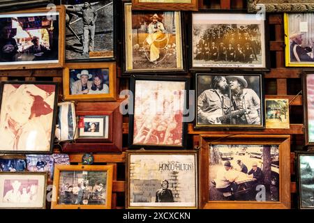 Mur d'images à l'intérieur du bar au magasin général à Luckenbach, Texas, USA Banque D'Images