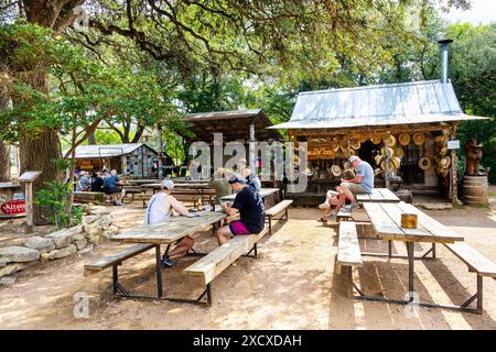 Les gens appréciant la musique country live à Luckenbach, Texas, États-Unis Banque D'Images