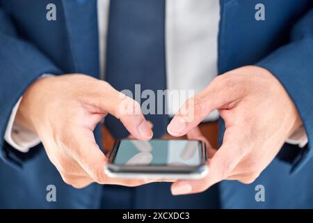 Mains, affaires et homme avec smartphone, écran et internet pour les médias sociaux, le commerce et l'investissement. Personne, gros plan et trader avec téléphone portable, tech Banque D'Images