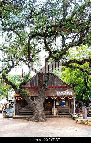 Extérieur du magasin général de style occidental du 19ème siècle / US Post Office Building à Luckenbach, Texas, États-Unis Banque D'Images