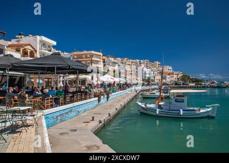 Cafés au quai, bateaux de pêche à la marina, dans la ville de Sitia, Crète orientale, Grèce Banque D'Images