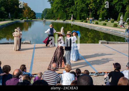 Choisiel, France - Chateau de Breteuil,, personnes habillées en costume d'époque, Robe fantaisie, couples seniors, danse au bal dansant, Journees du Patr Banque D'Images