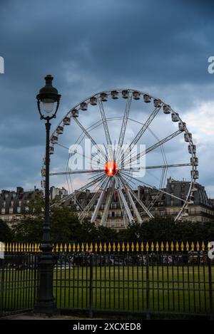 Ciel spectaculaire au-dessus du jardin des Tuileries Grande roue - Paris, France Banque D'Images