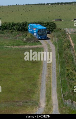 Bus de combat du parti conservateur arrivant à une ferme isolée du Devon Banque D'Images