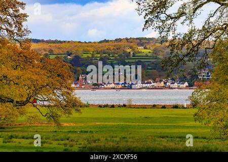 Le village de Lympstone et la rivière Exe vue depuis le château de Powderham, dans le Kenton, près d'Exeter, Devon, Angleterre, ROYAUME-UNI Banque D'Images