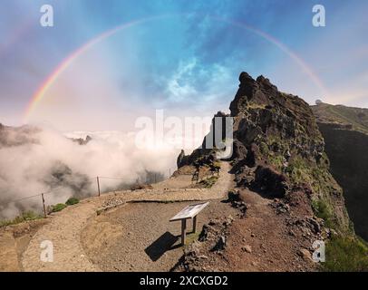 Arc-en-ciel sur le sentier de montagne Pico do Arieiro, île de Madère, Portugal vue panoramique sur les montagnes escarpées et belles et les nuages pendant le lever du soleil Banque D'Images