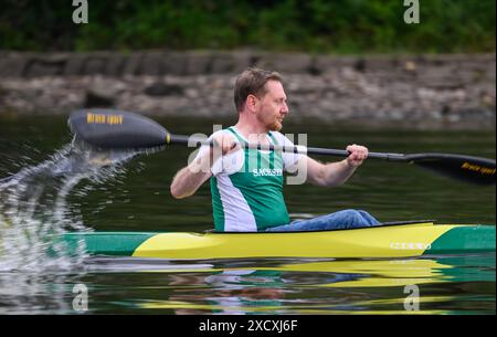 Dresde, Allemagne. 19 juin 2024. Michael Kretschmer (CDU), ministre-président de Saxe, pagaie en kayak lors de sa visite au double champion olympique Liebscher-Lucz. Kretschmer a visité Liebscher-Lucz lors des préparatifs des Jeux Olympiques de 2024 à Paris. Crédit : Robert Michael/dpa/Alamy Live News Banque D'Images