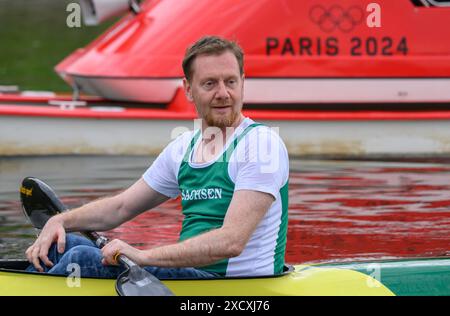 Dresde, Allemagne. 19 juin 2024. Michael Kretschmer (CDU), ministre-président de Saxe, est assis en kayak lors de sa visite au double champion olympique Liebscher-Lucz. Kretschmer a visité Liebscher-Lucz lors des préparatifs des Jeux Olympiques de 2024 à Paris. Crédit : Robert Michael/dpa/Alamy Live News Banque D'Images