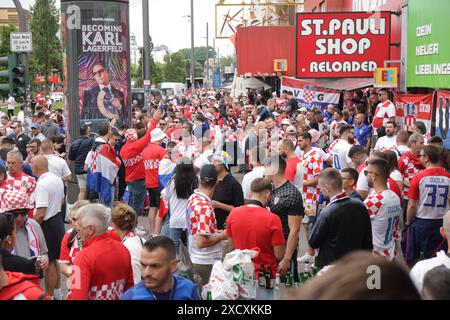 Hambourg, Allemagne. 19 juin 2024. Les fans de football profitent de l'ambiance à Hambourg, Allemagne le 19. Juin 2024. Avant l'UEFA EURO 2024 match Croatie - Albanie. Photo : Luka Stanzl/PIXSELL crédit : Pixsell/Alamy Live News Banque D'Images