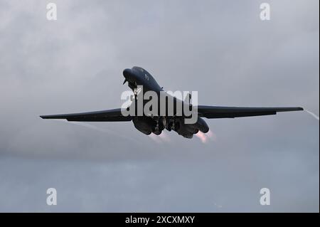 Un B1-B lancer affecté au 37th Expeditionary Bomb Squadron monte dans le ciel à Andersen Air Force base, Guam, le 15 juin 2024, en soutien au Bomber Banque D'Images