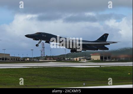 Un B-1B lancer de l'US Air Force affecté au 37th Expeditionary Bomb Squadron décolle sur une double piste avec un autre B-1B lancer d'Andersen Air Banque D'Images