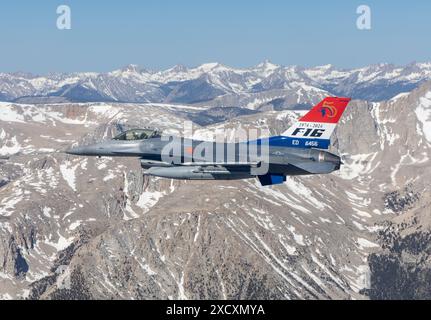 Edwards AFB F-16C 88-456 avec son flash spécial 50th Anniversary Fighting Falcon queue survole le désert de Californie du Sud. Cette Viper est Assi Banque D'Images