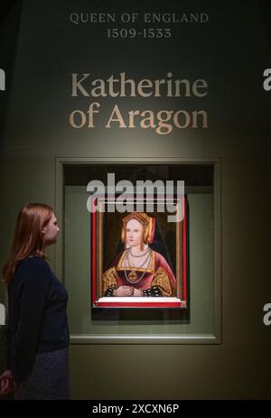 National Portrait Gallery, Londres, Royaume-Uni. 19 juin 2024. L’exposition six Lives, The Stories of Henry VIII’s Queens (20 juin-8 septembre) retrace la représentation de Katherine d’Aragon, Anne Boleyn, Jane Seymour, Anne de Clèves, Katherine Howard et Katherine Parr à travers l’histoire et la culture populaire au cours des siècles depuis qu’elles ont vécu, à partir de peintures historiques, dessins et éphémères, à la photographie contemporaine, au costume et au cinéma. Image : Catherine d'Aragon, par un artiste non identifié, vers 1520. Les commissaires de l'Église pour l'Angleterre. Crédit : Malcolm Park/Alamy Live News Banque D'Images