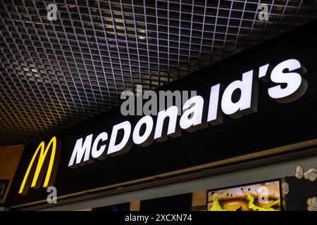 Juin. 19. 2024 - Kosice, Slovaquie : panneau lumineux ou bannière MC Donalds au-dessus des opérations de leur entreprise dans le centre commercial. Banque D'Images