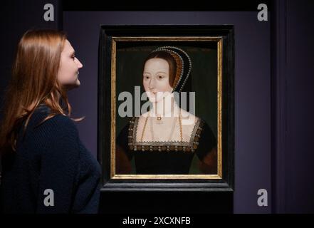 National Portrait Gallery, Londres, Royaume-Uni. 19 juin 2024. L’exposition six Lives, The Stories of Henry VIII’s Queens (20 juin-8 septembre) retrace la représentation de Katherine d’Aragon, Anne Boleyn, Jane Seymour, Anne de Clèves, Katherine Howard et Katherine Parr à travers l’histoire et la culture populaire au cours des siècles depuis qu’elles ont vécu, à partir de peintures historiques, dessins et éphémères, à la photographie contemporaine, au costume et au cinéma. Image : Anne Boleyn (fin du XVIe siècle, d'après une œuvre de c.1533-6) par un artiste anglais inconnu. National Portrait Gallery, Londres. Crédit : Malcolm Park/Alamy Live News Banque D'Images