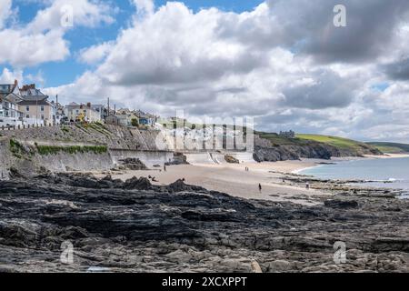 Une vue sur Little Trigg Rocks dans le village de Porthleven, Cornouailles, Angleterre. Banque D'Images