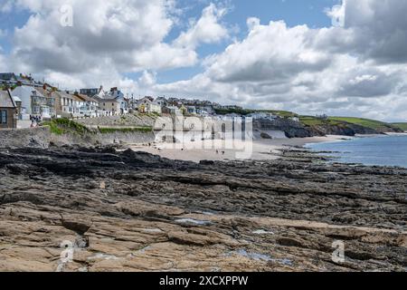 Une vue sur Little Trigg Rocks dans le village de Porthleven, Cornouailles, Angleterre. Banque D'Images