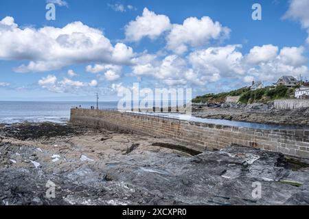 Une vue sur Little Trigg Rocks dans le village de Porthleven, Cornouailles, Angleterre. Banque D'Images