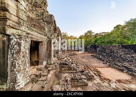 Ruines mystérieuses de l'ancien temple du Bayon à Angkor Thom dans le soleil du soir. Incroyable Angkor Thom niché dans la forêt tropicale à Siem Reap, Cambodge. Banque D'Images