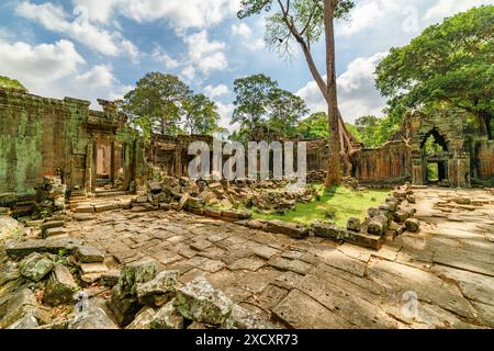 Ruines mystérieuses de l'ancien temple de Preah Khan dans l'incroyable Angkor au soleil du matin. Siem Reap, Cambodge. Énigmatique Preah Khan niché dans la forêt tropicale. Banque D'Images