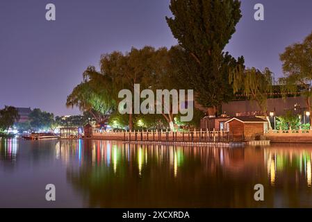 Vue nocturne de la zone pittoresque historique de Shichahai composée de trois lacs dans le centre de Pékin, Chine, le 21 avril 2024 Banque D'Images