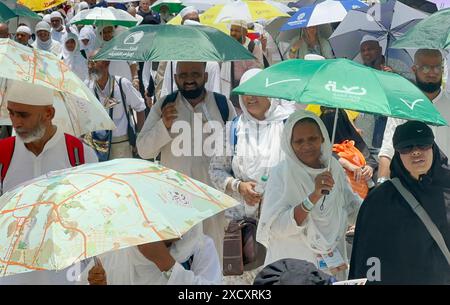 Les fidèles musulmans font leur chemin pour jeter des pierres dans le cadre d'un rituel symbolique de lapidation du diable les fidèles musulmans font leur chemin pour jeter des pierres dans le cadre d'un rituel symbolique de lapidation du diable, pendant le pèlerinage du Hajj à Mina, près de la ville sainte de la Mecque d Arabie Saoudite le 18 juin 2023. Medhat Hajjaj apaimages la Mecque la Mecque Arabie Saoudite 180624 Mecca MH 0016 Copyright : xapaimagesxMedhatxHajjajxxapaimagesx Banque D'Images