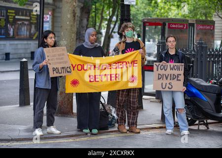 Londres, Royaume-Uni. 19 juin 2024. Un petit groupe de manifestants attend le PM RISHI SUNAK devant Global Radio Studios après avoir participé à l'émission Nick Ferrari Breakfast de LBC crédit : Richard Lincoln/Alamy Live News Banque D'Images