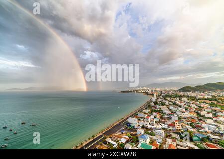 Génial double arc-en-ciel au-dessus de la baie de Nha Trang de la mer de Chine méridionale. Vue aérienne incroyable de Nha Trang, Vietnam. Fabuleux paysage marin. Banque D'Images