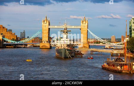 Londres, Royaume-Uni - 2 juillet 2010 : Tower Bridge, HMS Belfast et restaurant flottant sur la Tamise. Choses à faire et à voir et à manger après Banque D'Images