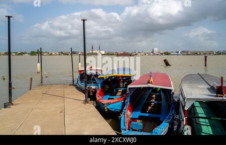 Ferries en attente pour traverser la rivière de Meerzorg à Paramaribo, Suriname Banque D'Images