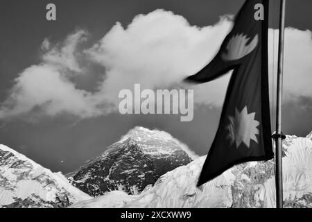 Vague de drapeau népalais par le point de vue de Kala Pathhar. Parc national de Sagarmatha. Randonnée du camp de base de l'Everest. Pic de montagne. Mont Everest, Lho la, Nuptse, Lhotse pe Banque D'Images