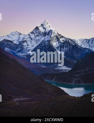 Sommet de montagne AMA dablam et lac Chola ou Cholatse. Vue depuis le village de Dzongla. Itinéraire de détour du camp de base de l'Everest et concept de pics visibles. Sagarmath Banque D'Images