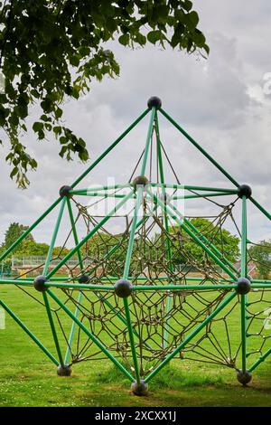 Appareil pour enfants au terrain de loisirs de Tod's Piece dans la ville marchande d'Uppingham, en Angleterre. Banque D'Images