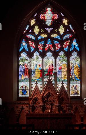 Représentation de l'ascension de Jésus-Christ au ciel, surveillée par ses onze disciples, dans l'église des Saints Pierre et Paul à la ville marchande d'Uppingham. Banque D'Images