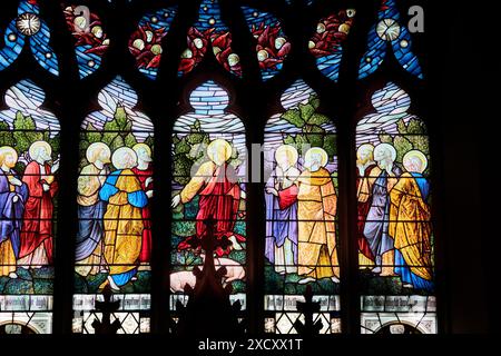 Représentation de l'ascension de Jésus-Christ au ciel, surveillée par ses onze disciples, dans l'église des Saints Pierre et Paul à la ville marchande d'Uppingham. Banque D'Images