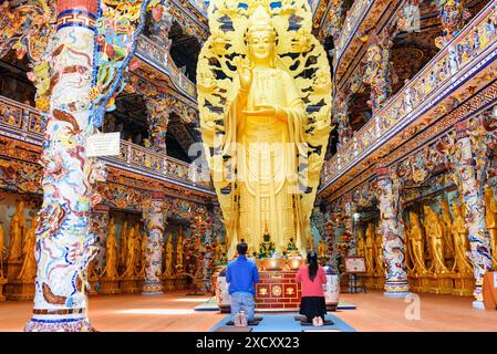 Da Lat, Vietnam - 20 mars 2015 : statue de Bouddha doré dans la pagode Linh Phuoc dans la ville de Da Lat (Dalat), Vietnam. Banque D'Images