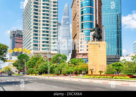 Ho Chi Minh-ville, Vietnam - 30 avril 2015 : statue de Tran Hung Dao sur la place me Linh de Ho Chi Minh-ville au Vietnam. Ho Chi Minh est un touriste populaire de Banque D'Images