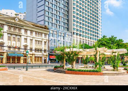 Ho Chi Minh-ville, Vietnam - 30 avril 2015 : parc pittoresque au bord de la rivière et hôtels en bord de mer dans le centre-ville de Saigon. Ho Chi Minh ville est un touriste populaire d Banque D'Images