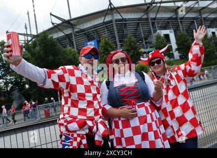 Hambourg, Allemagne. 19 juin 2024. Football : Championnat d'Europe, Croatie - Albanie, tour préliminaire, groupe B, 2ème jour de match, Volksparkstadion Hambourg, les fans de Croatie viennent au stade. Crédit : Jens Büttner/dpa/Alamy Live News Banque D'Images