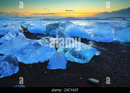 Géographie / voyage, Islande, glace à Diamond Beach, Joekulsarlon, coucher de soleil, Austurland, Islande orientale, INFORMATIONS-AUTORISATION-DROITS-SUPPLÉMENTAIRES-NON-DISPONIBLES Banque D'Images