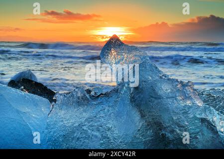 Géographie / voyage, Islande, glace à Diamond Beach, Joekulsarlon, coucher de soleil, Austurland, Islande orientale, INFORMATIONS-AUTORISATION-DROITS-SUPPLÉMENTAIRES-NON-DISPONIBLES Banque D'Images
