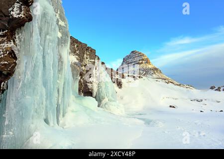 Géographie / voyage, Islande, cascade glacée de Kirkjufellsfoss et Kirkjufell (mont), Grundarfjoerdur, ADDITIONAL-RIGHTS-LEARANCE-INFO-NOT-AVAILABLE Banque D'Images