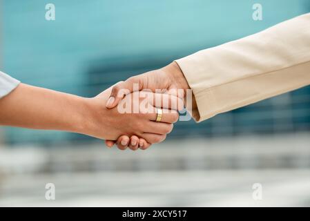 Gros plan de Professional Business Handshake entre divers entrepreneurs Banque D'Images