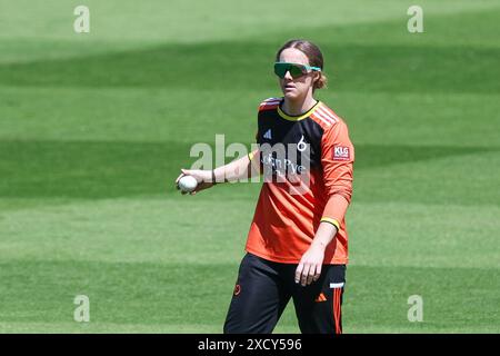 Birmingham, Royaume-Uni. 19 juin 2024. Kirstie Gordon se prépare à jouer lors de la Charlotte Edwards Cup match entre Central Sparks et les Blaze à Edgbaston Cricket Ground, Birmingham, Angleterre, le 19 juin 2024. Photo de Stuart Leggett. Utilisation éditoriale uniquement, licence requise pour une utilisation commerciale. Aucune utilisation dans les Paris, les jeux ou les publications d'un club/ligue/joueur. Crédit : UK Sports pics Ltd/Alamy Live News Banque D'Images