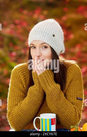 Femme dans la forêt, arbres en automne, Pagoetako Parke Naturala, Parc naturel de Pagoeta, Aya, Gipuzkoa, pays Basque, Espagne Banque D'Images