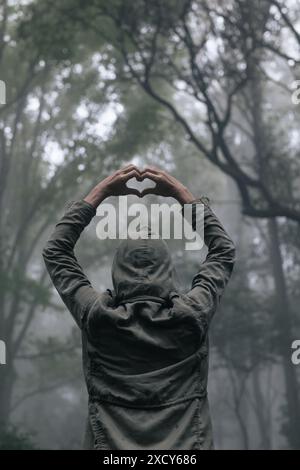 Un jeune homme utilise le langage des signes pour exprimer son amour et son amitié à son ami et amant. Le concept de langage des signes montre le symbole du cœur pour exprimer l'amour, f Banque D'Images